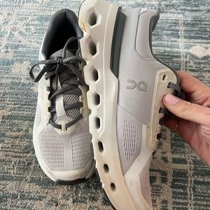 On Cloud women’s 9 Gray Running Shoes